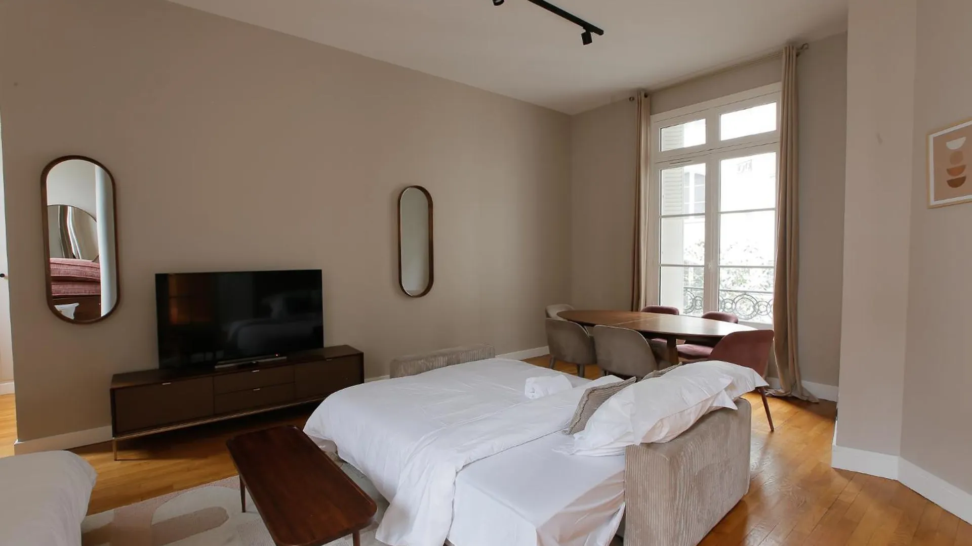 Апартаменты Grand Appartement 1Br - Luxe Arc De Triomphe Париж