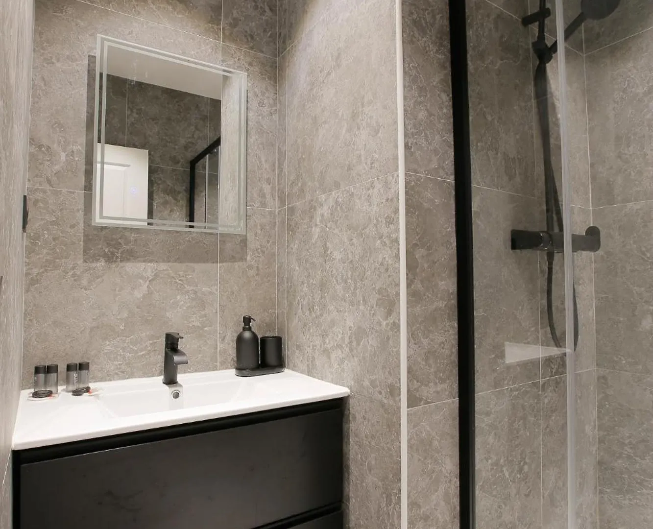 Апартаменты Grand Appartement 1Br - Luxe Arc De Triomphe Париж